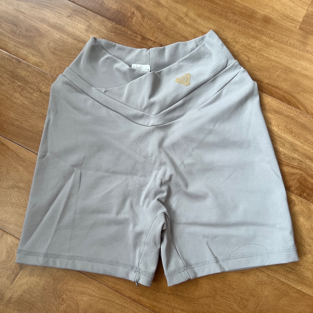 CLS seamless front scrunch shorts